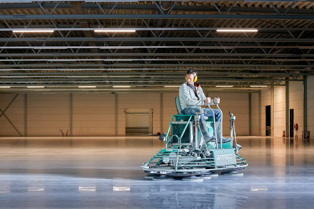 Betonvlindermachine in bedrijfsruimte, betonvloer polijsten