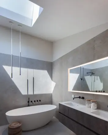 Badkamer met betonvloer en betonlook wanden
