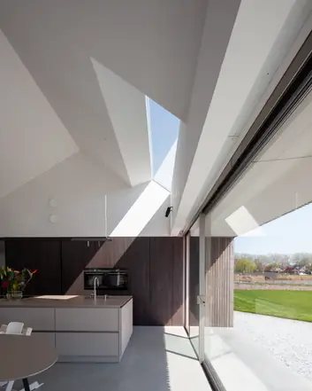Minimalistisch interieur met moderne keuken, houten panelen, betonnen vloer