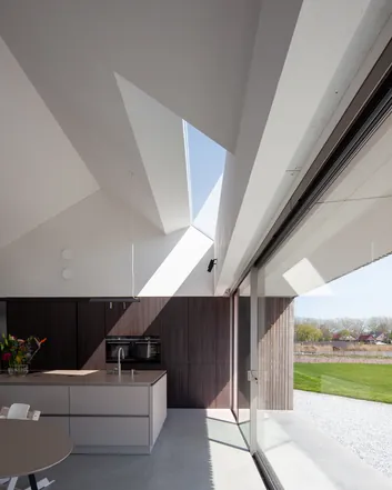 Minimalistisch interieur met moderne keuken, houten panelen, betonnen vloer
