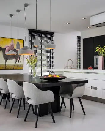 Moderne keuken met woonbeton vloer, strakke stijl met kunst aan de muur