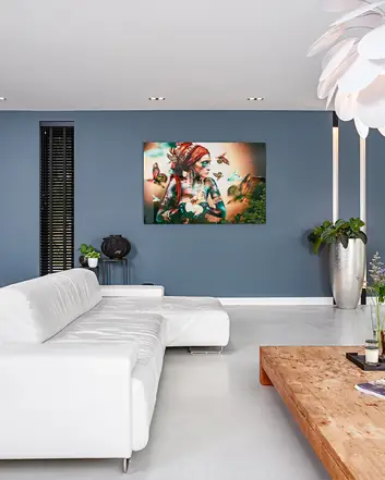 Moderne woonkamer met woonbetonvloer, witte bank en houten tafel