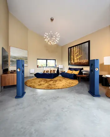 Woonkamer met gevlinderde betonvloer, moderne meubels en uitzicht op gevlinderde betonvloer buiten